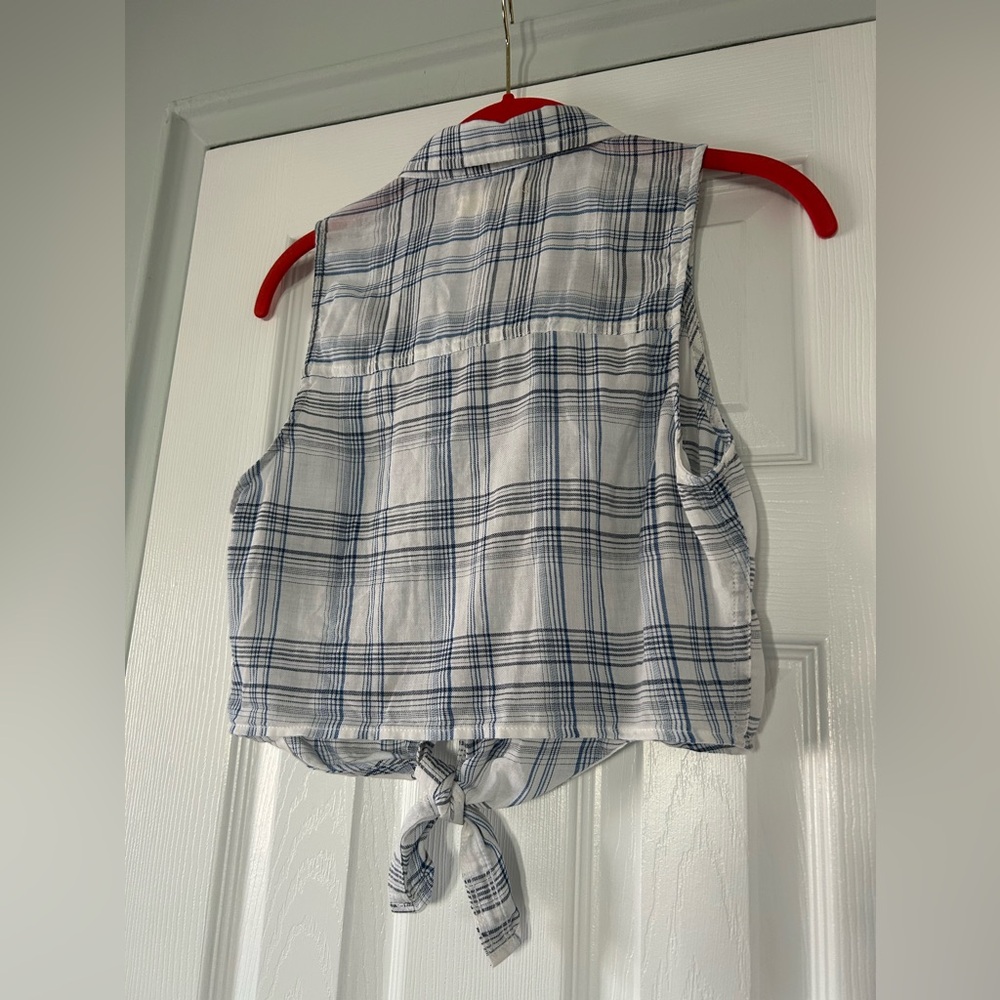 Hollister sleeveless button & tie front top - Picture 8 of 8